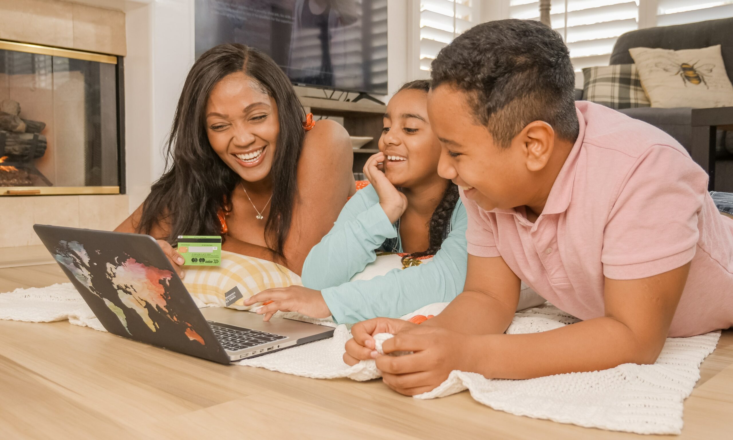 mother-with-kids-looking-at-the-computer